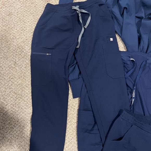 Scrub and jacket bundle - Picture 2 of 3